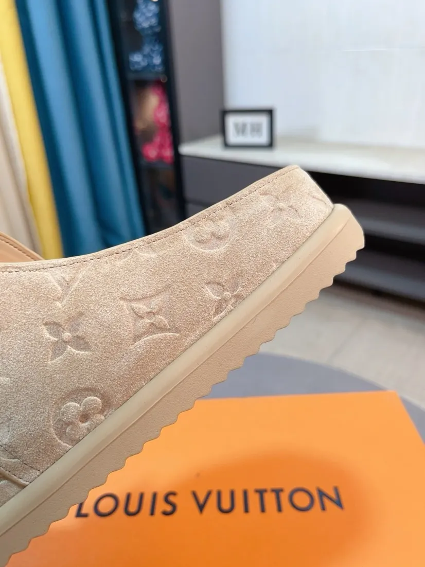Men's Men's Shoes 💰400🌸🌸🌸🌸LV Easy 2025 new men's casual sandals and slippers, made of suede cow leather, with Monogram pattern to highlight the trendy style. Adjustable straps illuminated with LV letters, while a resilient insole and micro outsole provide lightweight comfort. Made of suede cow leather with embossed Monogram pattern and brand element metal hardware✅Adjustable straps➕Tough insole‼ ️Micro outsole. Comfortable and easy to wear‼ ️ size：38-45